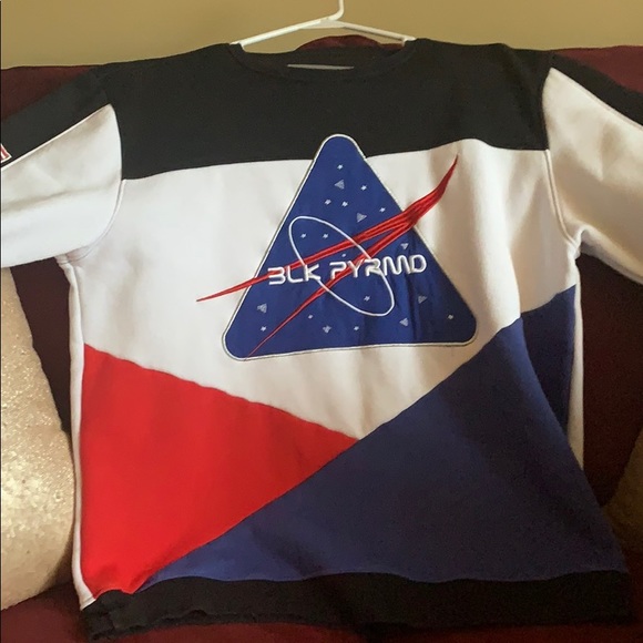 Black Pyramid Sweater - Picture 1 of 2